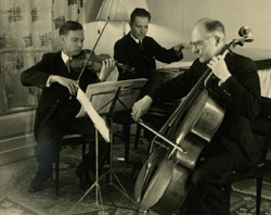 Edvard Röntgen (rechts) in het Rontgen Trio