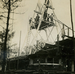 Bouwfoto, 7 okt. 1924, plaatsing kapspanten van het hoge dak. 