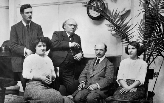 Julius Röntgen met o.a. Donald Tovey, Pablo Casals en de Hongaarse violiste Jelly d'Arányi,  1911. 