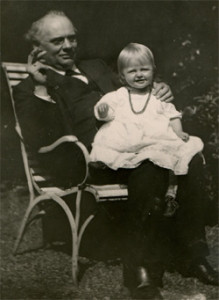 Julius Röntgen met kleindochter Agnes