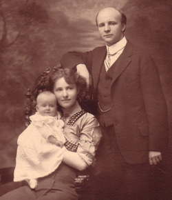 Julius Röntgen jr.  met zijn vrouw Margaret en hun dochter Agnes