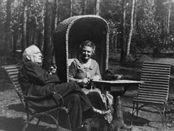 Abrahamine and Julius in the garden