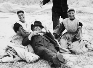 Componist Julius Röntgen en twee figuranten op de filmset 1926.